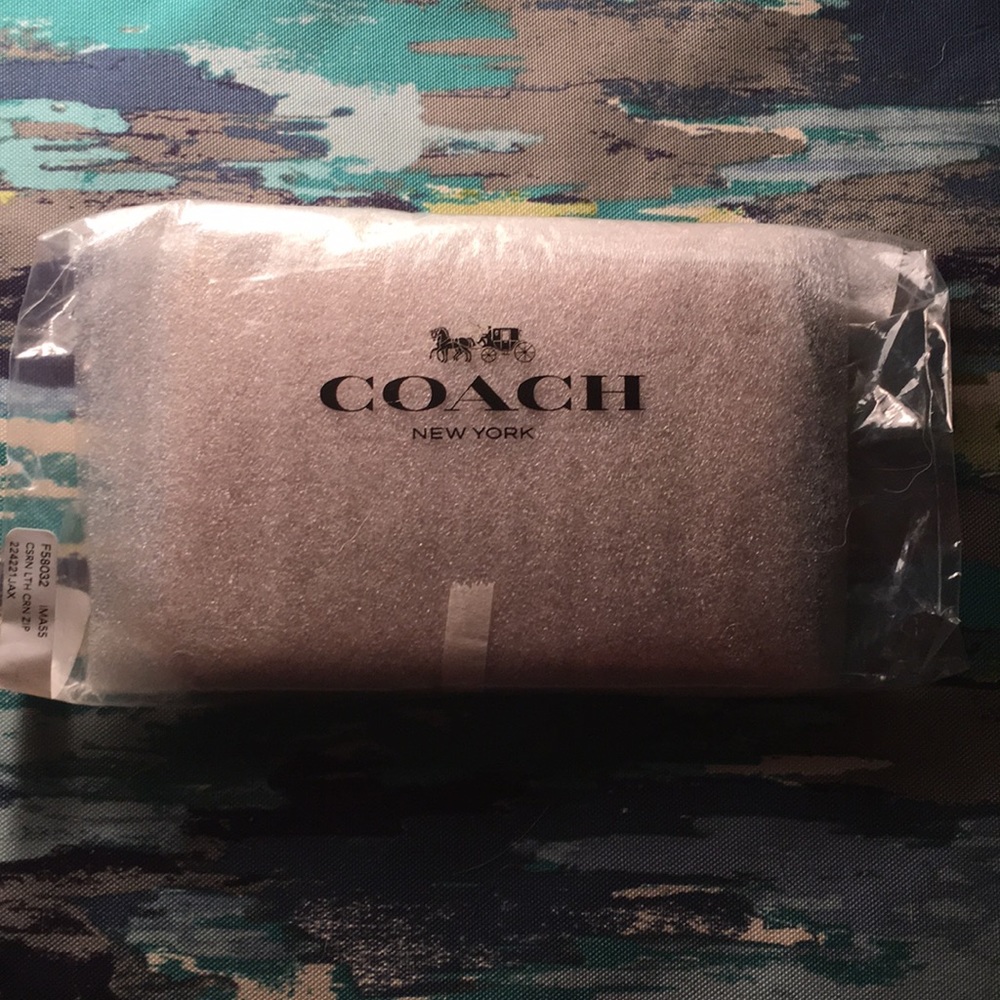 NWT Coach Small Corner Zip Wristlet - Picture 4 of 5